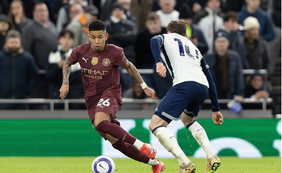 关于哈兰德开场5分钟连进两球，利物浦防线形同虚设！的信息